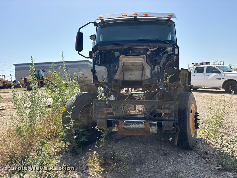 image for item ET0326 2012 Caterpillar CT660 truck cab and chassis