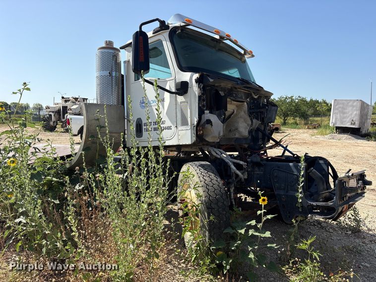 image for item ET0326 2012 Caterpillar CT660 truck cab and chassis