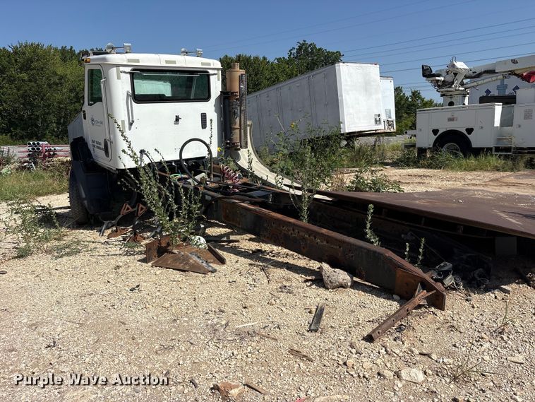 image for item ET0326 2012 Caterpillar CT660 truck cab and chassis