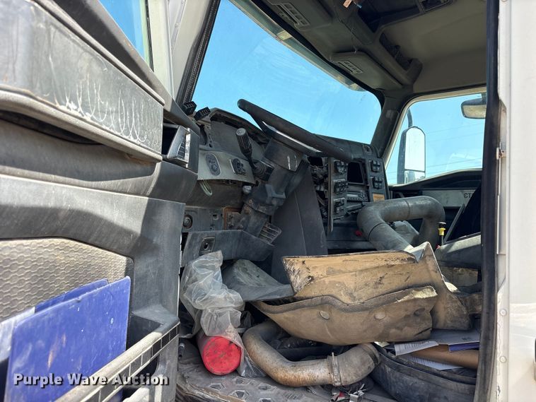 image for item ET0326 2012 Caterpillar CT660 truck cab and chassis
