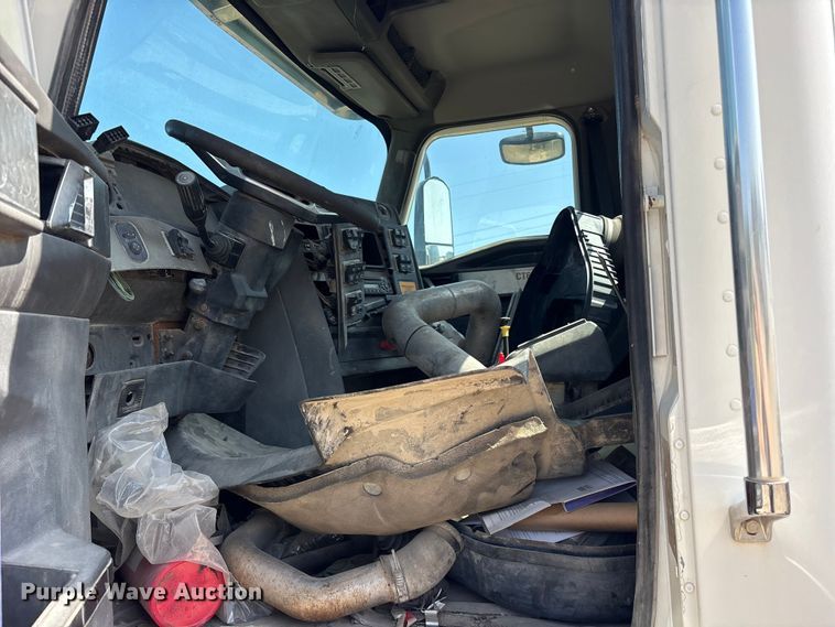 image for item ET0326 2012 Caterpillar CT660 truck cab and chassis