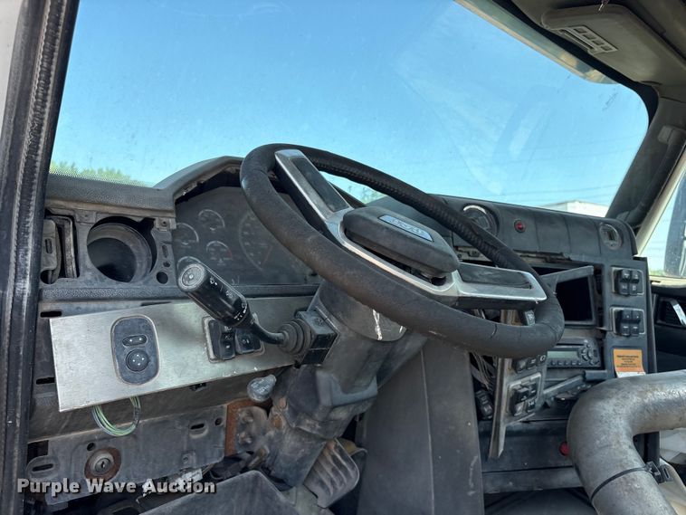 image for item ET0326 2012 Caterpillar CT660 truck cab and chassis