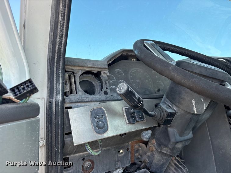 image for item ET0326 2012 Caterpillar CT660 truck cab and chassis