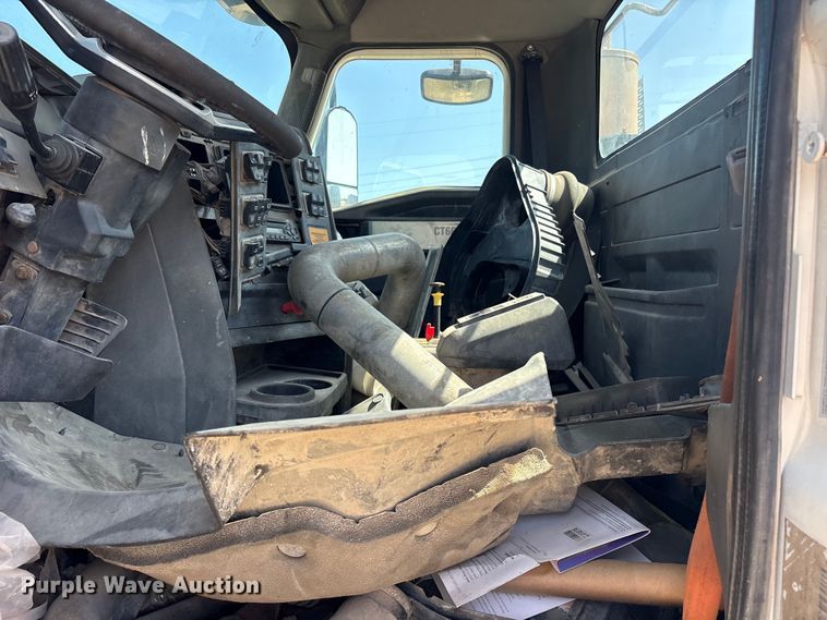 image for item ET0326 2012 Caterpillar CT660 truck cab and chassis