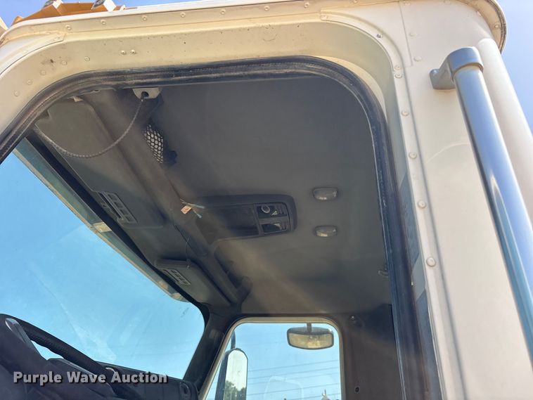image for item ET0326 2012 Caterpillar CT660 truck cab and chassis