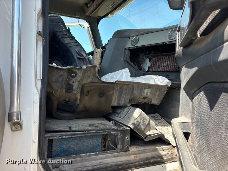 image for item ET0326 2012 Caterpillar CT660 truck cab and chassis