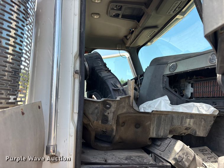 image for item ET0326 2012 Caterpillar CT660 truck cab and chassis