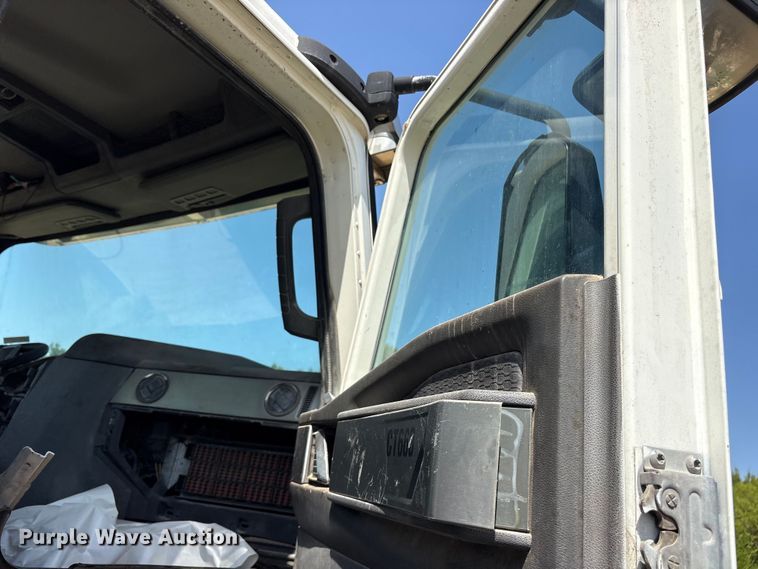 image for item ET0326 2012 Caterpillar CT660 truck cab and chassis