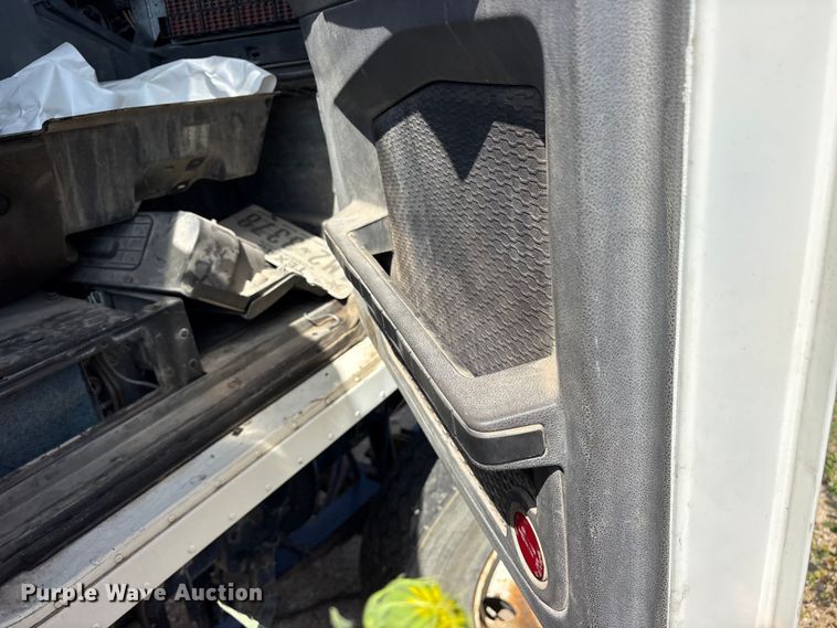 image for item ET0326 2012 Caterpillar CT660 truck cab and chassis