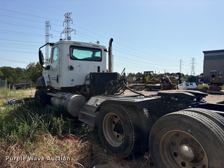 image for item ET0327 2015 Caterpillar CT660 semi truck