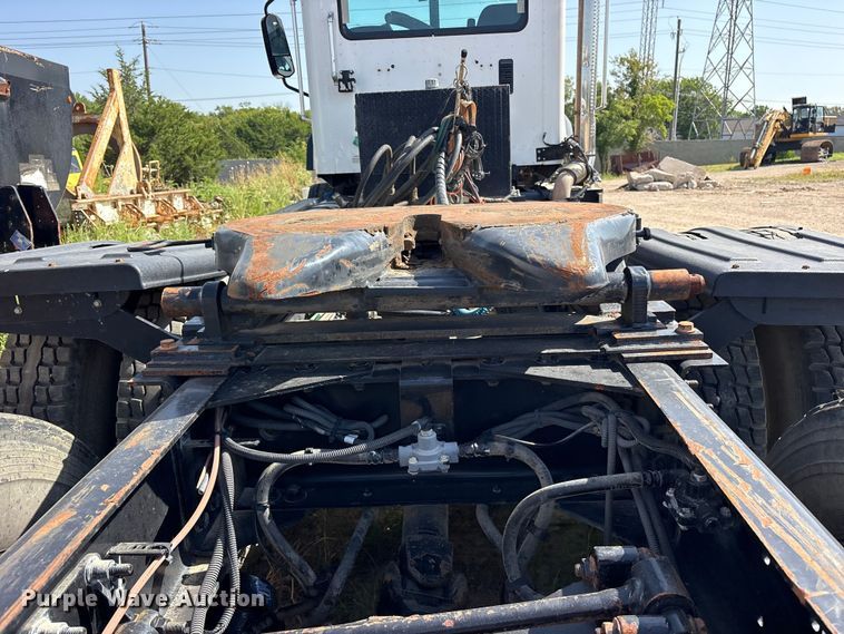 image for item ET0327 2015 Caterpillar CT660 semi truck
