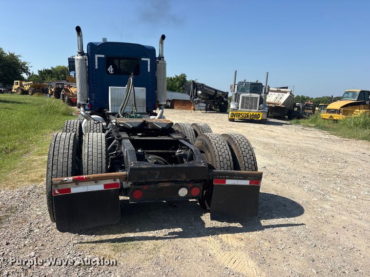image for item ET0335 2007 Peterbilt 385 semi truck