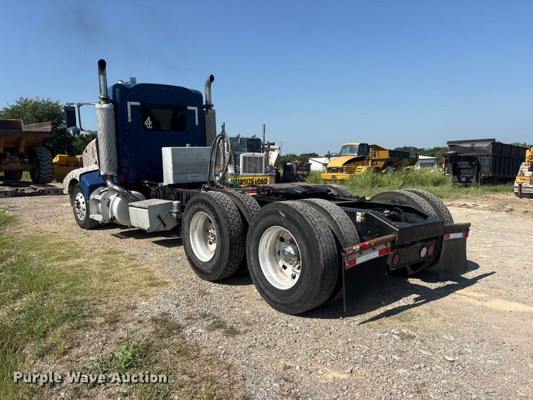 image for item ET0335 2007 Peterbilt 385 semi truck