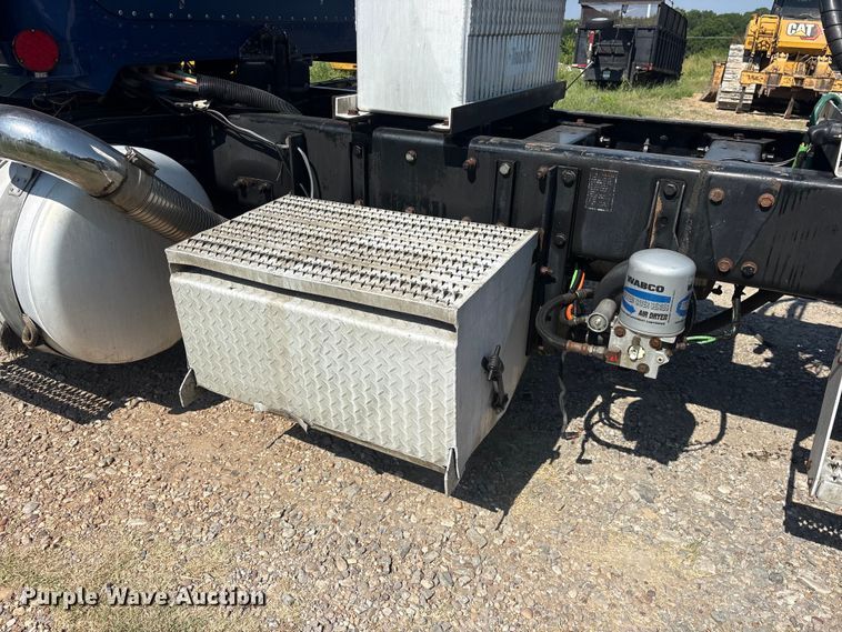 image for item ET0335 2007 Peterbilt 385 semi truck