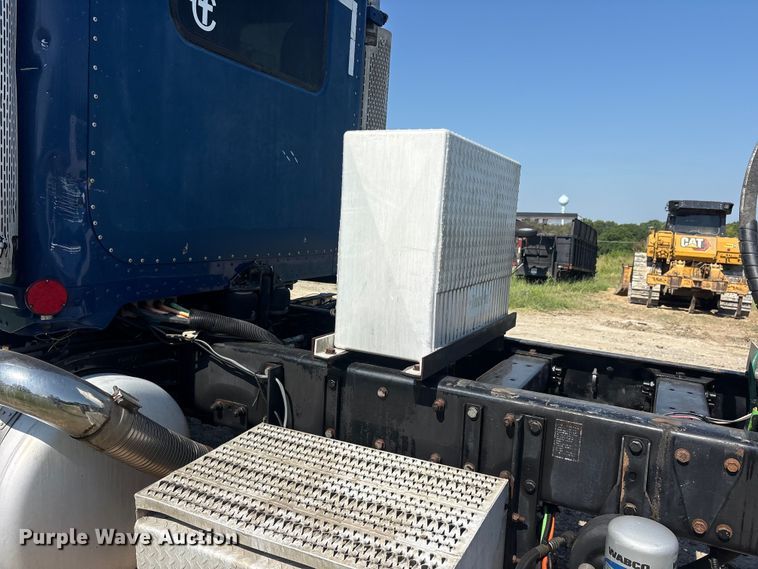 image for item ET0335 2007 Peterbilt 385 semi truck