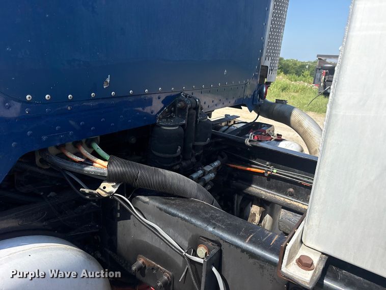 image for item ET0335 2007 Peterbilt 385 semi truck