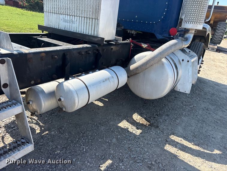 image for item ET0335 2007 Peterbilt 385 semi truck
