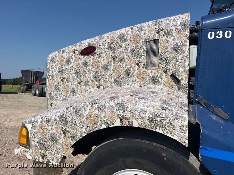image for item ET0335 2007 Peterbilt 385 semi truck