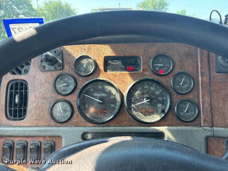 image for item ET0335 2007 Peterbilt 385 semi truck