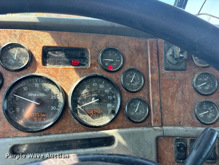 image for item ET0335 2007 Peterbilt 385 semi truck