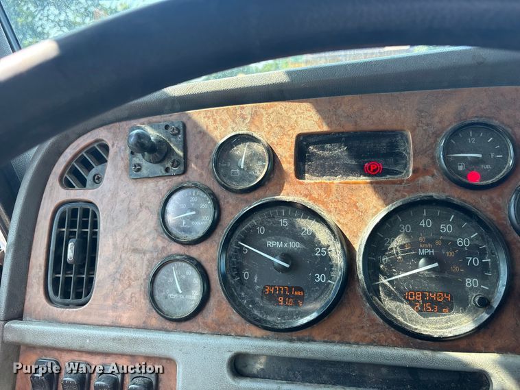 image for item ET0335 2007 Peterbilt 385 semi truck
