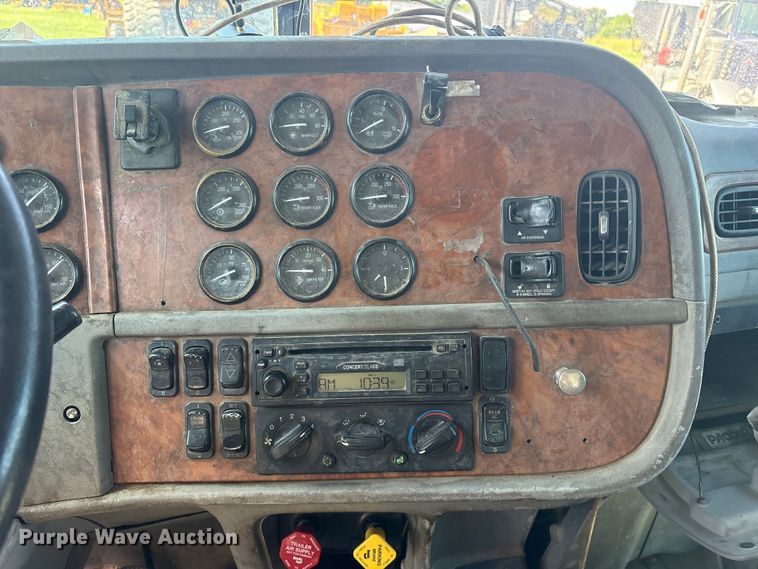 image for item ET0335 2007 Peterbilt 385 semi truck
