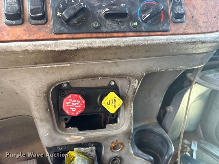 image for item ET0335 2007 Peterbilt 385 semi truck