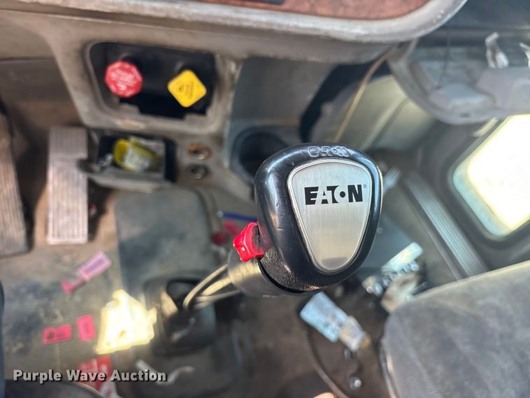 image for item ET0335 2007 Peterbilt 385 semi truck