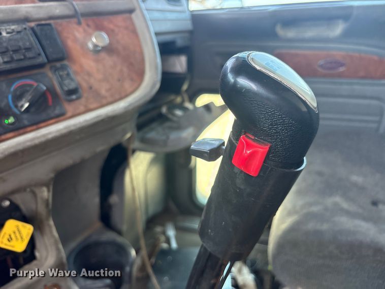 image for item ET0335 2007 Peterbilt 385 semi truck