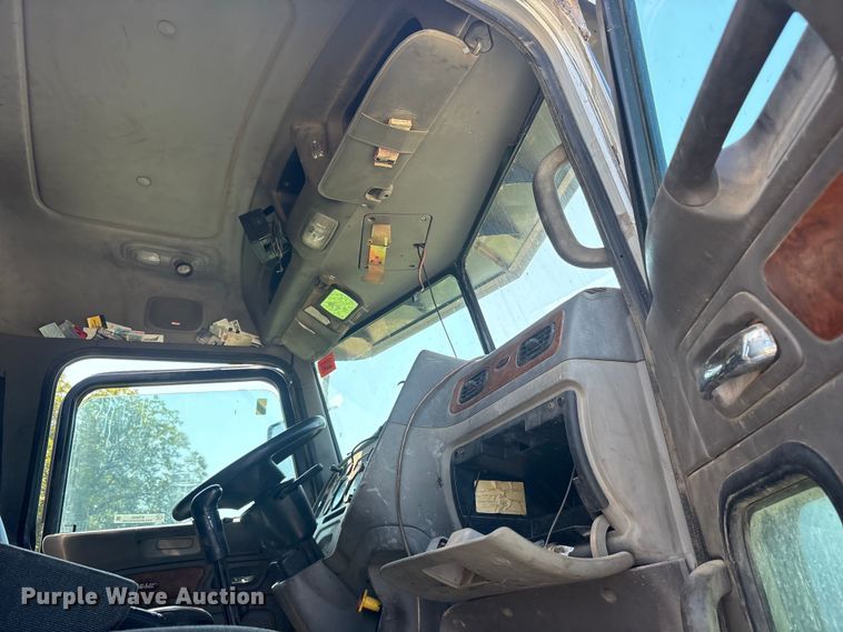 image for item ET0335 2007 Peterbilt 385 semi truck