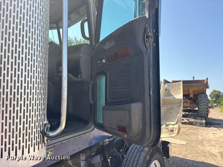image for item ET0335 2007 Peterbilt 385 semi truck