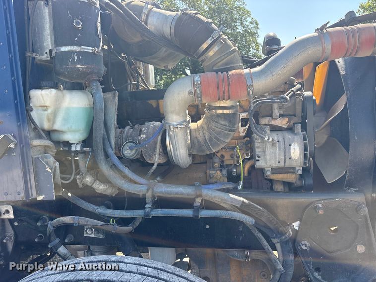 image for item ET0335 2007 Peterbilt 385 semi truck