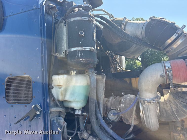 image for item ET0335 2007 Peterbilt 385 semi truck
