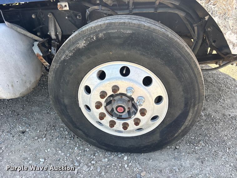 image for item ET0335 2007 Peterbilt 385 semi truck