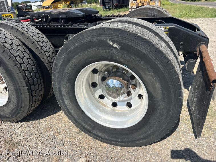 image for item ET0335 2007 Peterbilt 385 semi truck