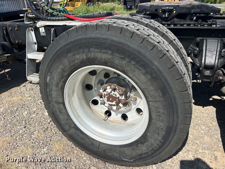 image for item ET0335 2007 Peterbilt 385 semi truck