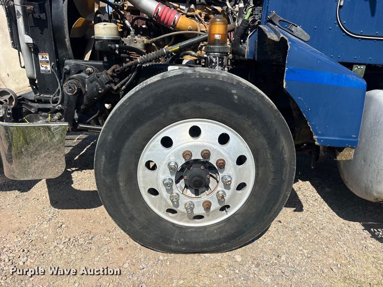 image for item ET0335 2007 Peterbilt 385 semi truck