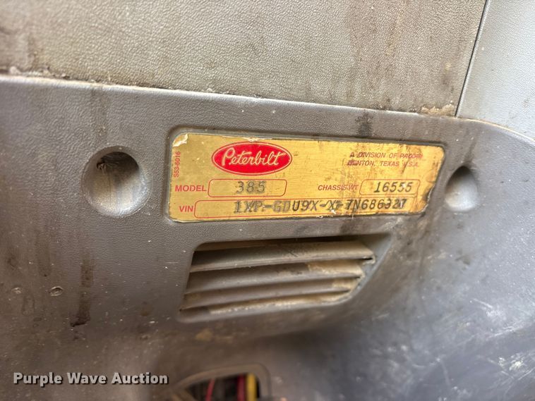 image for item ET0335 2007 Peterbilt 385 semi truck