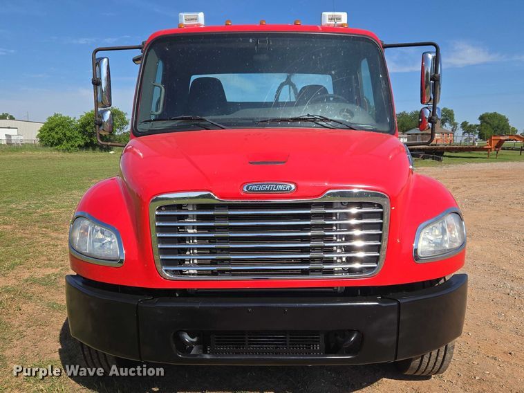 image for item ET5028 2016 Freightliner Business Class M2 semi truck