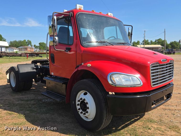 image for item ET5028 2016 Freightliner Business Class M2 semi truck