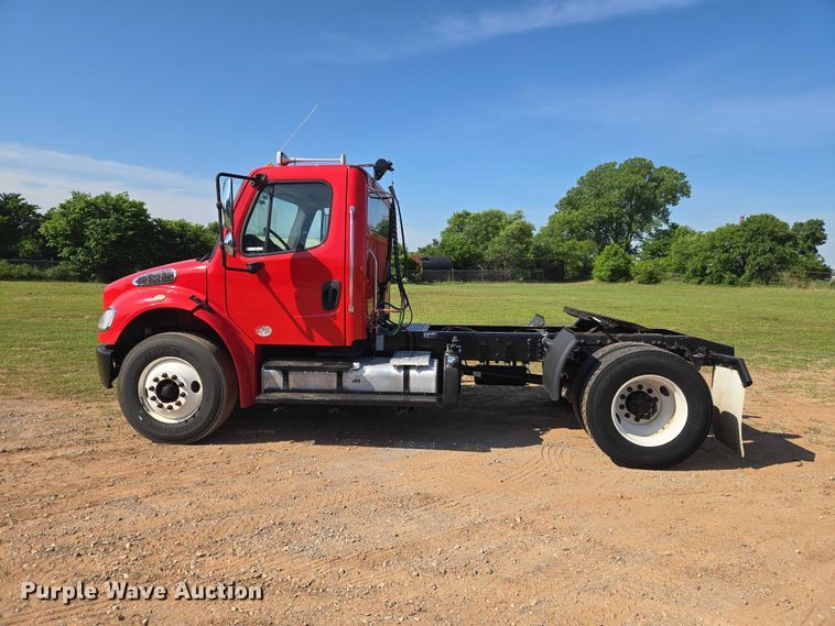 image for item ET5028 2016 Freightliner Business Class M2 semi truck