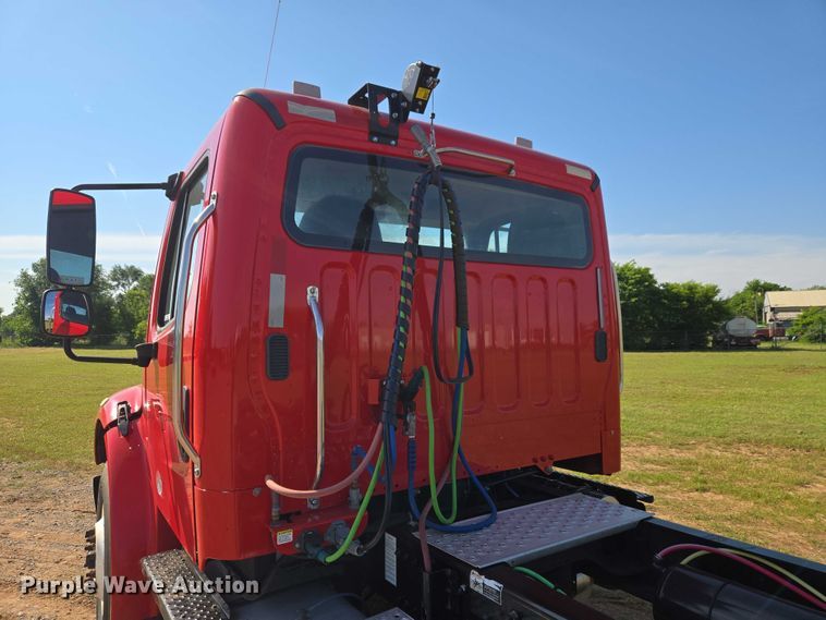 image for item ET5028 2016 Freightliner Business Class M2 semi truck
