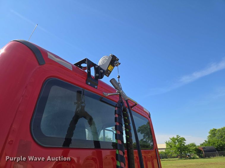 image for item ET5028 2016 Freightliner Business Class M2 semi truck