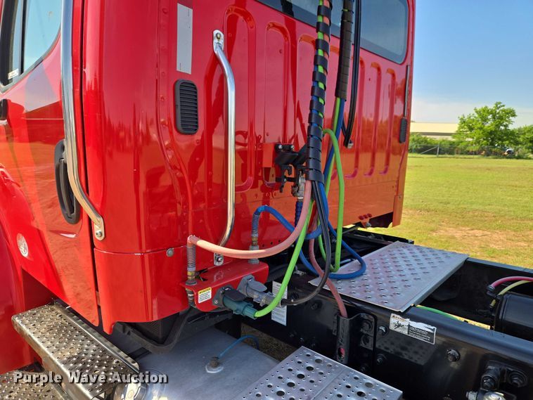image for item ET5028 2016 Freightliner Business Class M2 semi truck