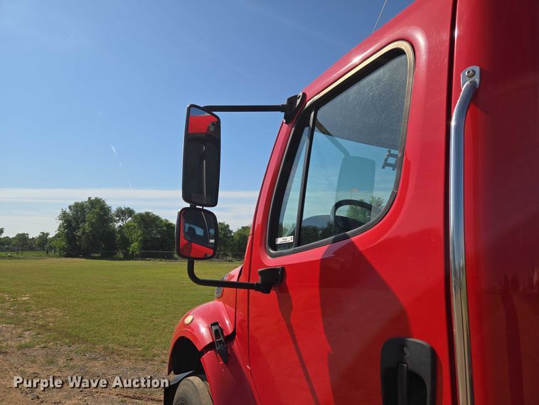 image for item ET5028 2016 Freightliner Business Class M2 semi truck