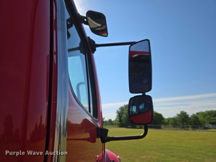 image for item ET5028 2016 Freightliner Business Class M2 semi truck