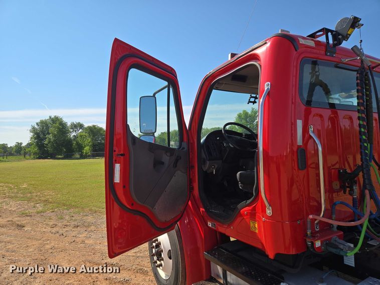 image for item ET5028 2016 Freightliner Business Class M2 semi truck