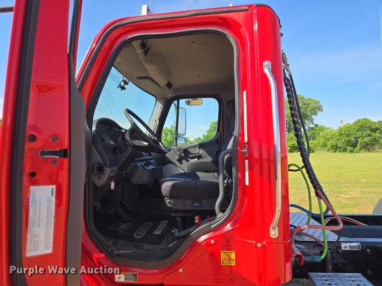image for item ET5028 2016 Freightliner Business Class M2 semi truck