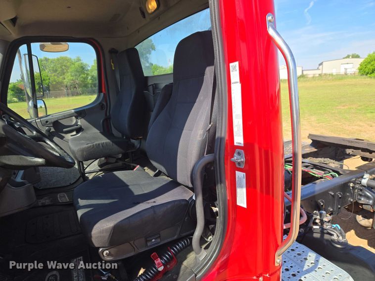 image for item ET5028 2016 Freightliner Business Class M2 semi truck