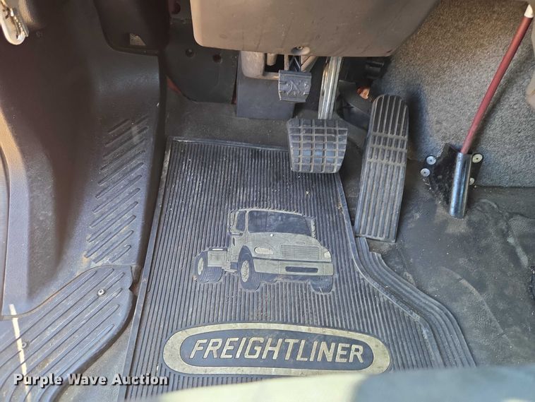 image for item ET5028 2016 Freightliner Business Class M2 semi truck